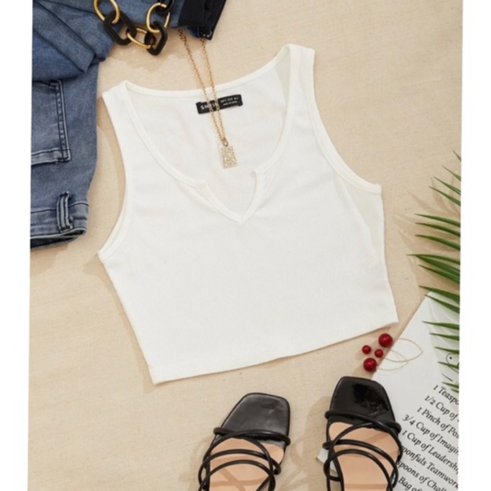 BASIC WHITE KNITTED CROPPED TANK TOP